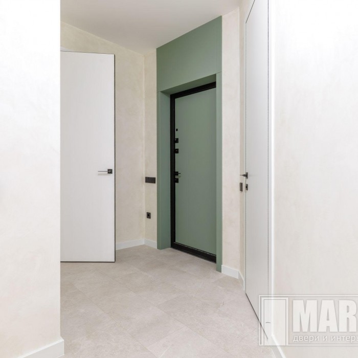 Высокие межкомнатные двери в эмали с узким наличником и входная дверь с акцентной фальш-панелью (88)