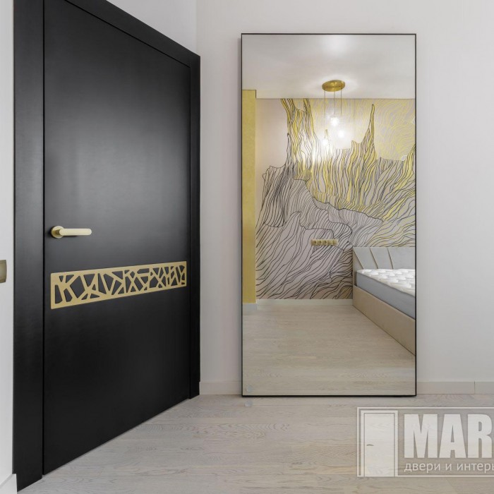 Элегантное сочетание чёрного и золота: входная и межкомнатные двери (92)