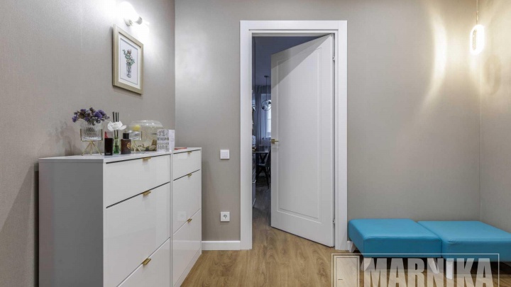 Неоклассика в эмали: входная и межкомнатные двери