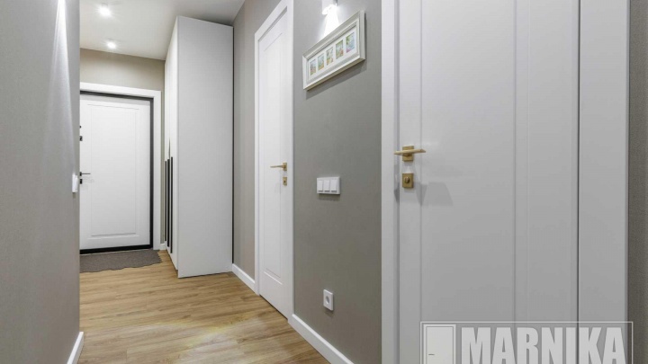 Неоклассика в эмали: входная и межкомнатные двери