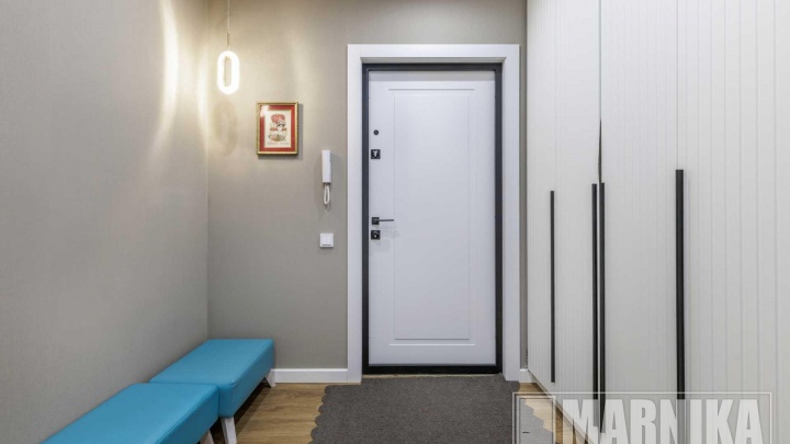 Неоклассика в эмали: входная и межкомнатные двери