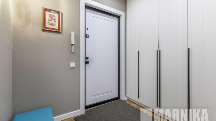 Неоклассика в эмали: входная и межкомнатные двери