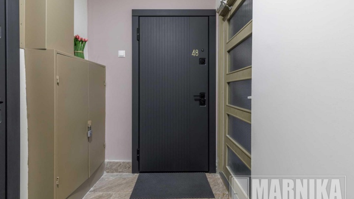 Неоклассика в эмали: входная и межкомнатные двери