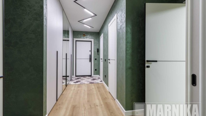 Современный стиль: входная дверь с умным замком в шпоне дуба, межкомнатные двери с алюминиевой кромкой и молдингами (85)