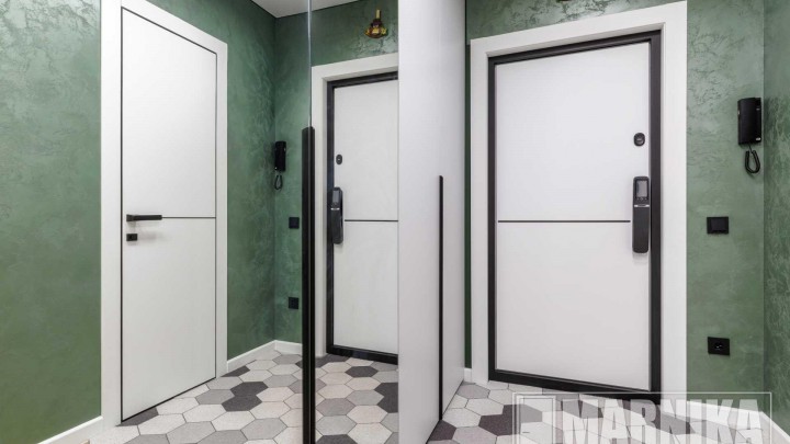 Современный стиль: входная дверь с умным замком в шпоне дуба, межкомнатные двери с алюминиевой кромкой и молдингами