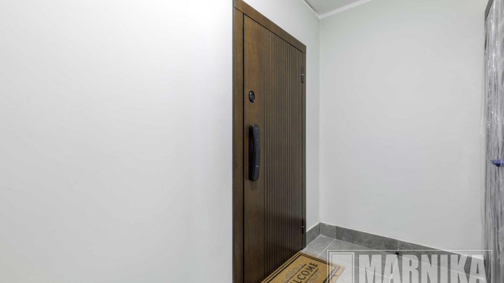 Современный стиль: входная дверь с умным замком в шпоне дуба, межкомнатные двери с алюминиевой кромкой и молдингами