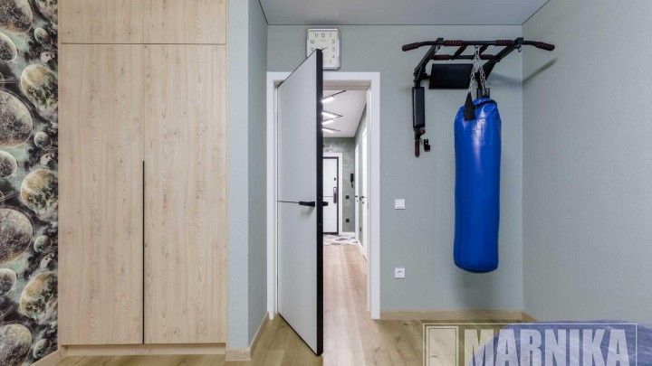 Современный стиль: входная дверь с умным замком в шпоне дуба, межкомнатные двери с алюминиевой кромкой и молдингами