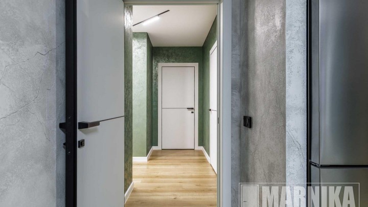 Современный стиль: входная дверь с умным замком в шпоне дуба, межкомнатные двери с алюминиевой кромкой и молдингами