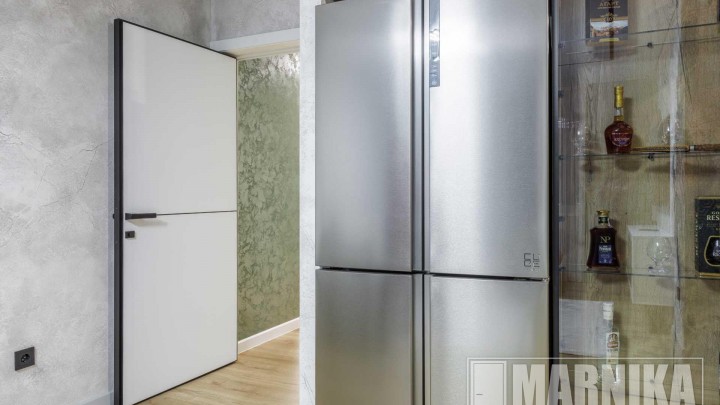 Современный стиль: входная дверь с умным замком в шпоне дуба, межкомнатные двери с алюминиевой кромкой и молдингами