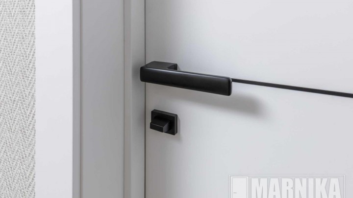 Современный стиль: входная дверь с умным замком в шпоне дуба, межкомнатные двери с алюминиевой кромкой и молдингами