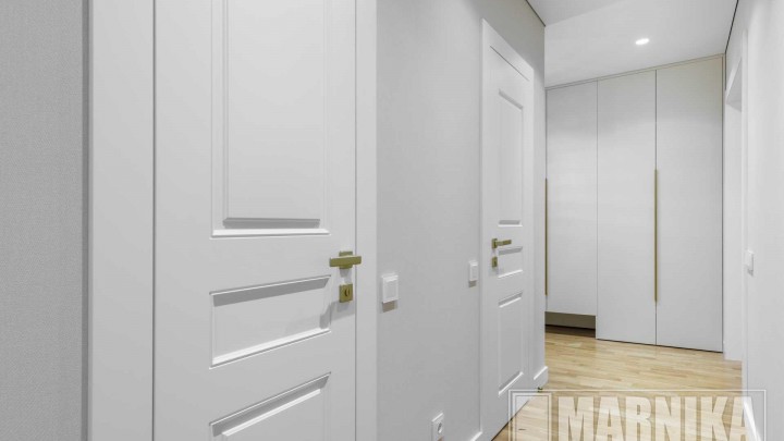 Классика с итальянской фрезеровкой: входная и межкомнатные двери, порталы и плинтуса