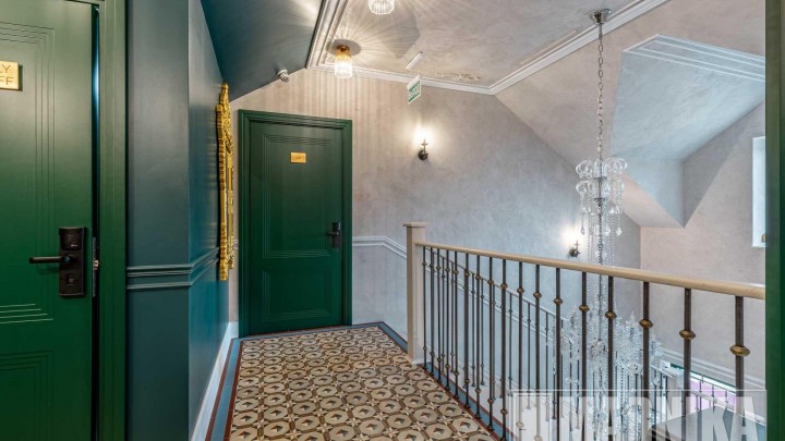 Двери для бутик-отеля: скрытые, зеркальные, маятниковые