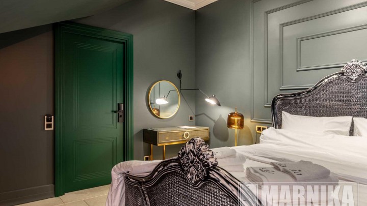 Двери для бутик-отеля: скрытые, зеркальные, маятниковые