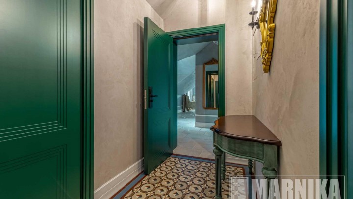 Двери для бутик-отеля: скрытые, зеркальные, маятниковые