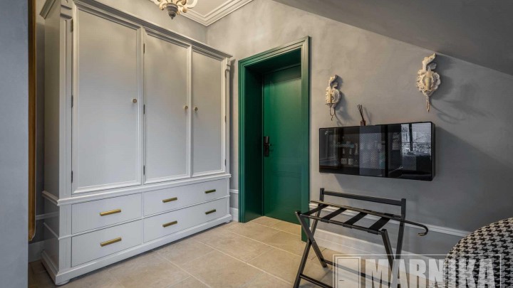 Двери для бутик-отеля: скрытые, зеркальные, маятниковые