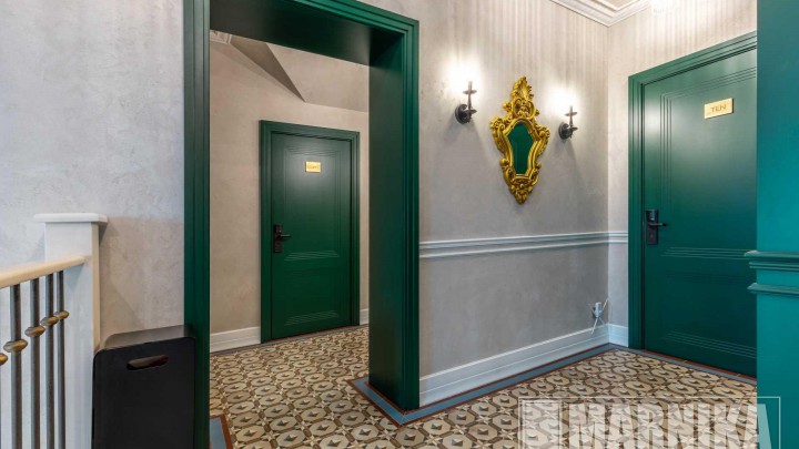 Двери для бутик-отеля: скрытые, зеркальные, маятниковые