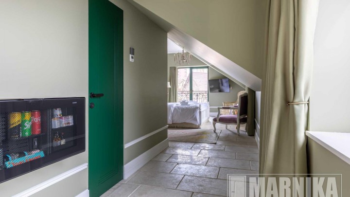 Двери для бутик-отеля: скрытые, зеркальные, маятниковые