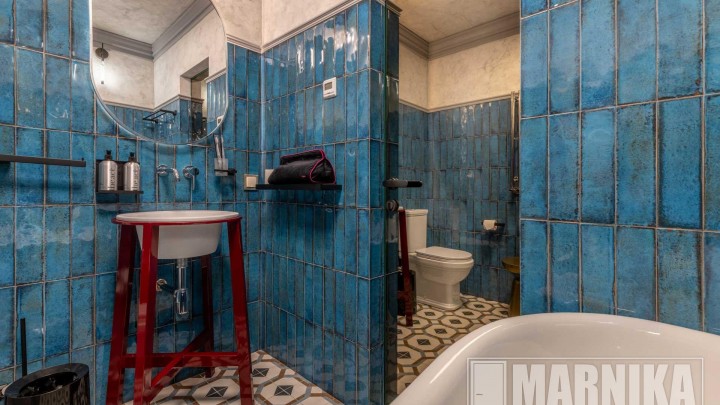 Двери для бутик-отеля: скрытые, зеркальные, маятниковые