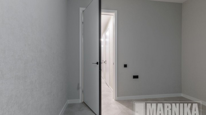 Высокие межкомнатные двери в эмали с узким наличником и входная дверь с акцентной фальш-панелью (88)