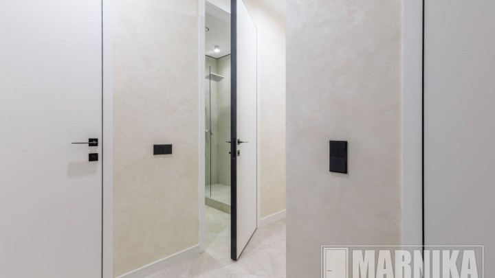 Высокие межкомнатные двери в эмали с узким наличником и входная дверь с акцентной фальш-панелью