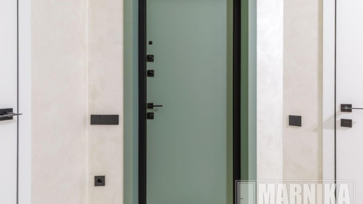 Высокие межкомнатные двери в эмали с узким наличником и входная дверь с акцентной фальш-панелью