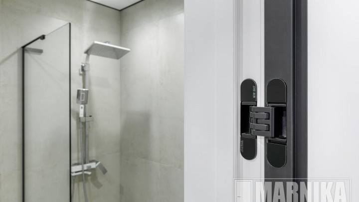 Высокие межкомнатные двери в эмали с узким наличником и входная дверь с акцентной фальш-панелью