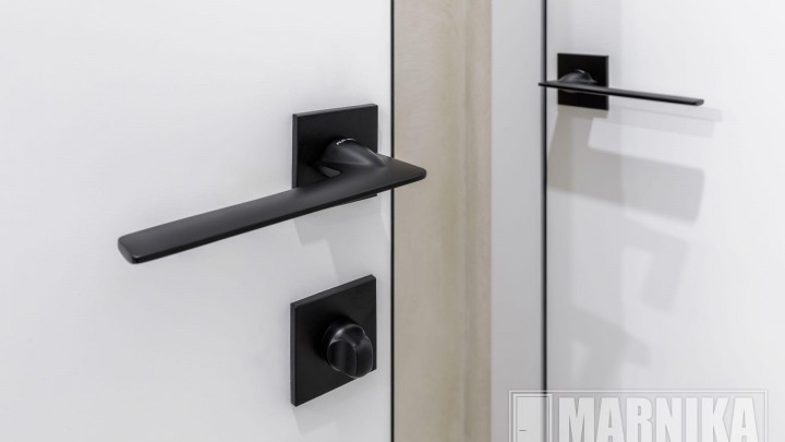 Высокие межкомнатные двери в эмали с узким наличником и входная дверь с акцентной фальш-панелью