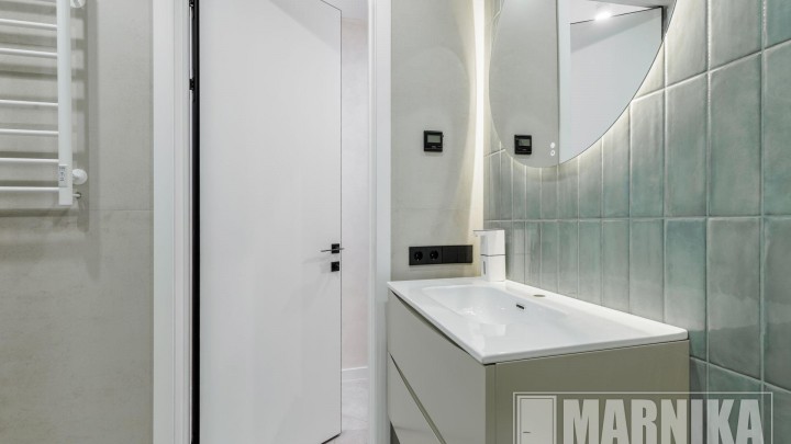 Высокие межкомнатные двери в эмали с узким наличником и входная дверь с акцентной фальш-панелью