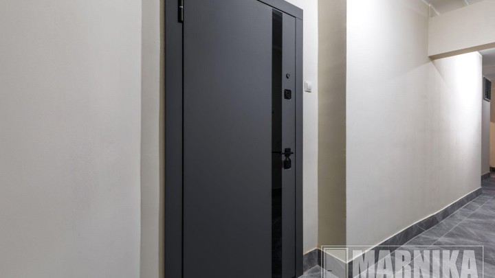 Высокие межкомнатные двери в эмали с узким наличником и входная дверь с акцентной фальш-панелью