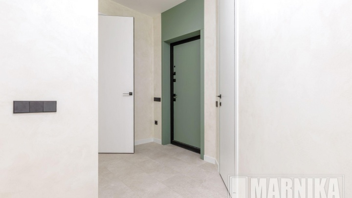 Высокие межкомнатные двери в эмали с узким наличником и входная дверь с акцентной фальш-панелью (88)