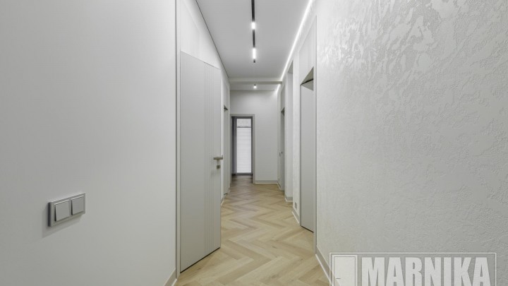 Современные двери с фрезеровкой и фальш-панелями