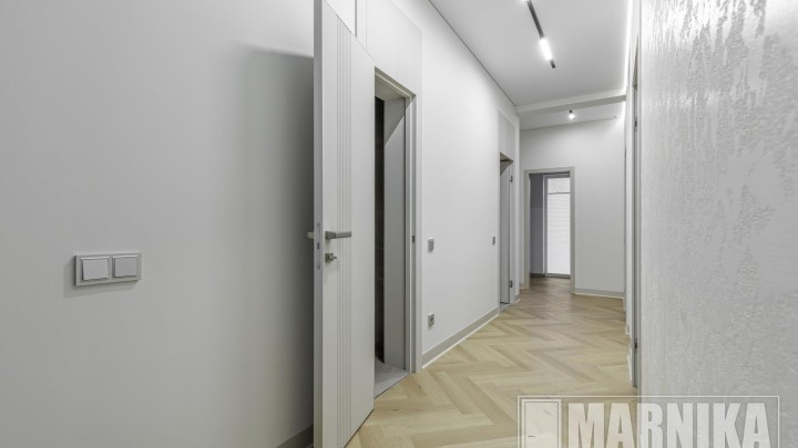 Современные двери с фрезеровкой и фальш-панелями