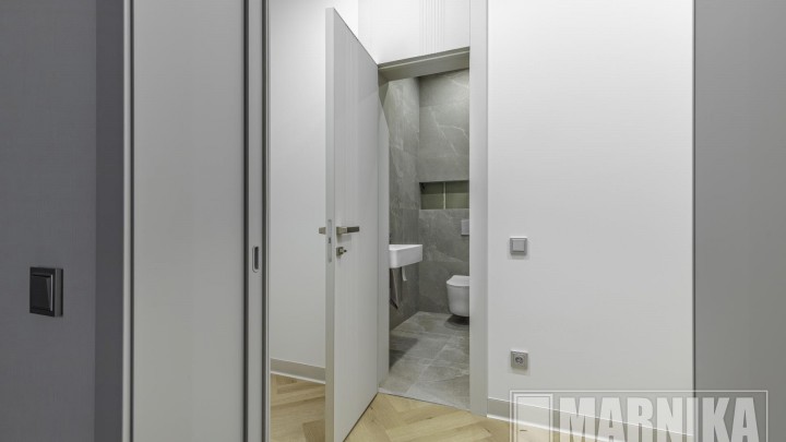 Современные двери с фрезеровкой и фальш-панелями