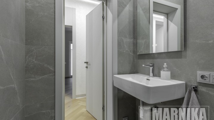 Современные двери с фрезеровкой и фальш-панелями