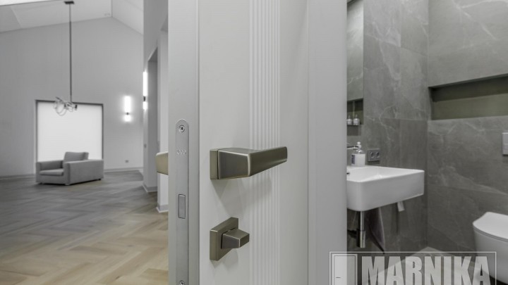 Современные двери с фрезеровкой и фальш-панелями