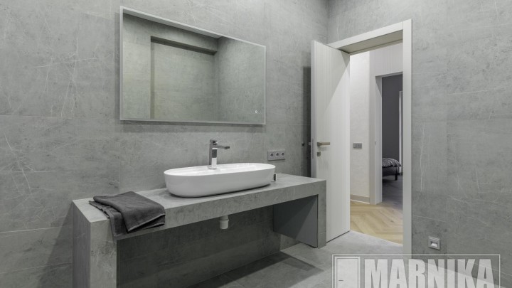 Современные двери с фрезеровкой и фальш-панелями