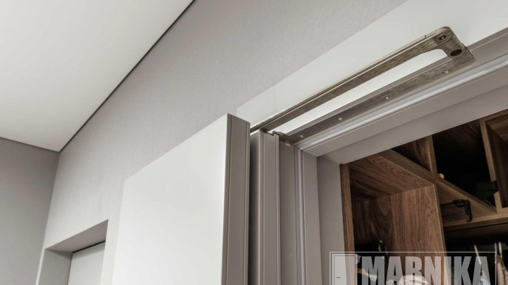 Дверь-книга, двери скрытого монтажа, входная дверь в покрытии "Травертин"