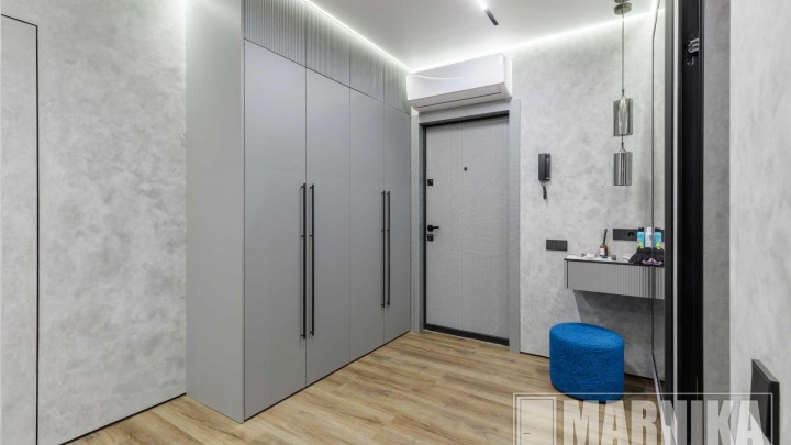 Дверь-книга, двери скрытого монтажа, входная дверь в покрытии "Травертин"