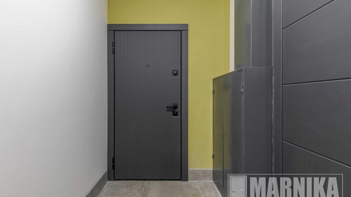 Дверь-книга, двери скрытого монтажа, входная дверь в покрытии "Травертин"