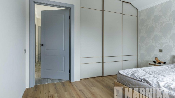 Современная классика с фигурным наличником