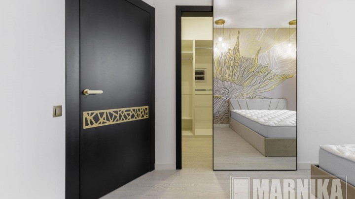 Элегантное сочетание чёрного и золота: входная и межкомнатные двери