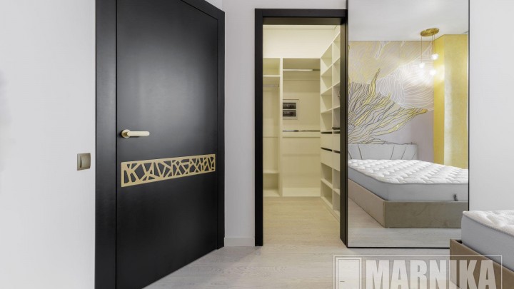 Элегантное сочетание чёрного и золота: входная и межкомнатные двери