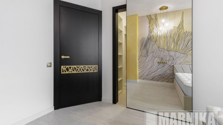 Элегантное сочетание чёрного и золота: входная и межкомнатные двери