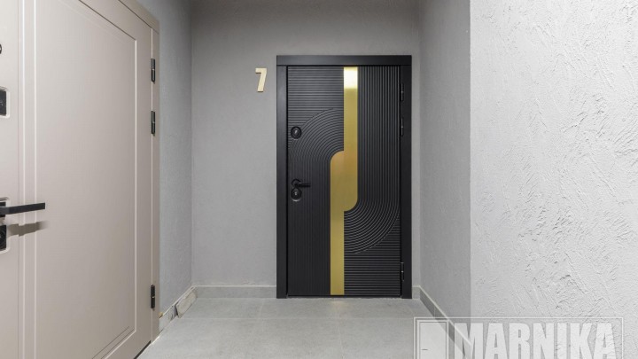 Элегантное сочетание чёрного и золота: входная и межкомнатные двери