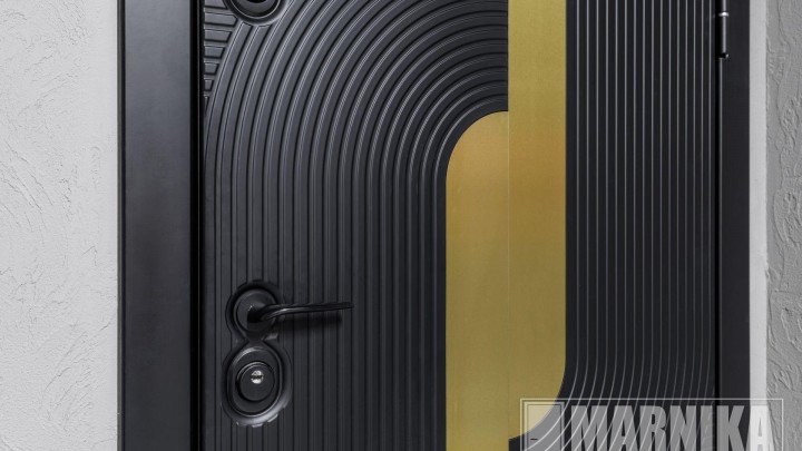 Элегантное сочетание чёрного и золота: входная и межкомнатные двери