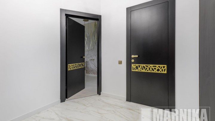 Элегантное сочетание чёрного и золота: входная и межкомнатные двери