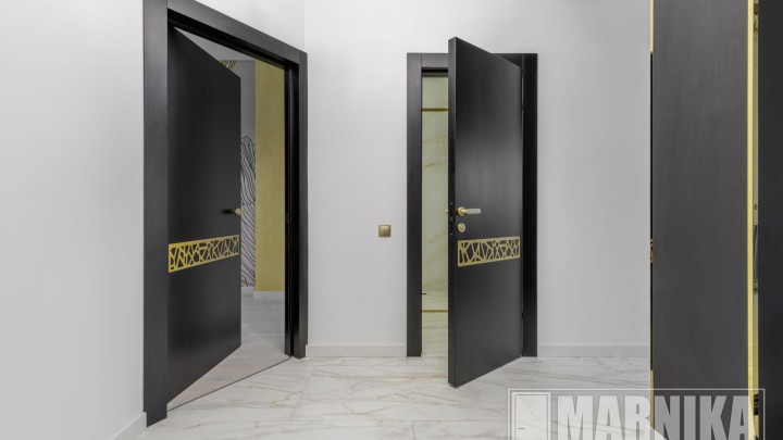 Элегантное сочетание чёрного и золота: входная и межкомнатные двери