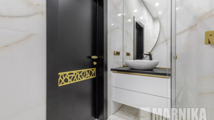 Элегантное сочетание чёрного и золота: входная и межкомнатные двери