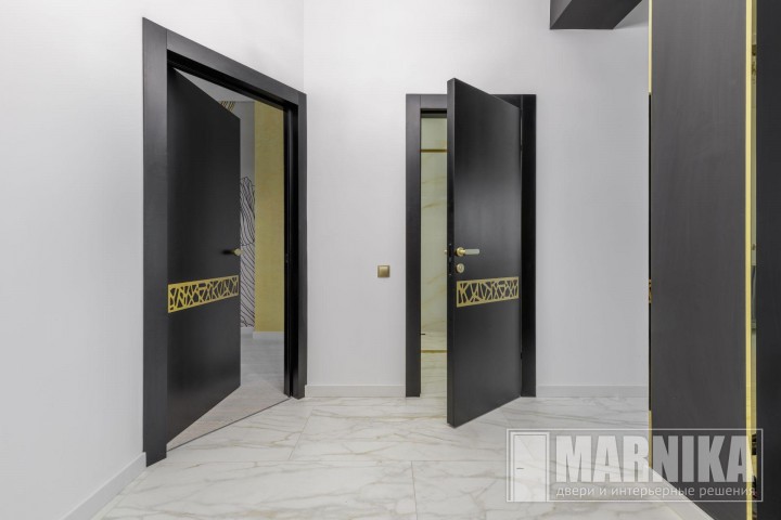Элегантное сочетание чёрного и золота: входная и межкомнатные двери